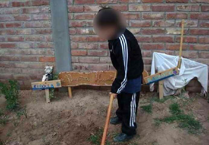 
    Imágenes. Los niños eran obligados a hacer trabajos en la huerta.
   