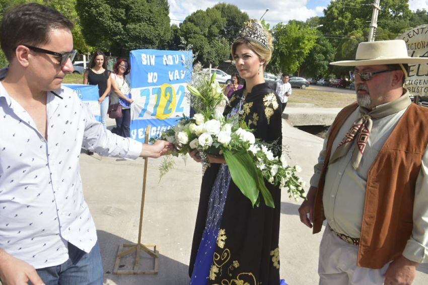 
María Laura hizo una ofrenda a la virgen de la Carrodilla ubicada en el colegio Don Bosco de Eugenio Bustos. | Diego Parés / Los Andes
   