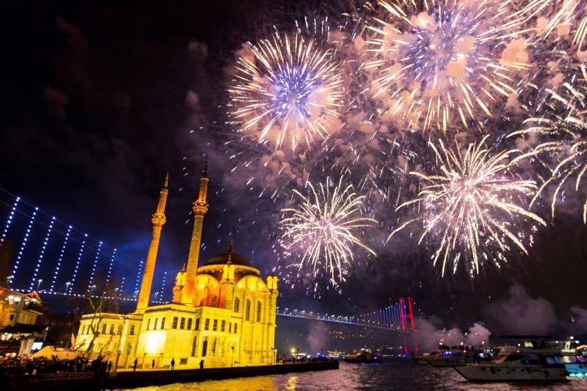 
Los fuegos artificiales explotan en el cielo sobre la mezquita de Ortakoy durante las celebraciones de Año Nuevo, en Estambul | AFP
   