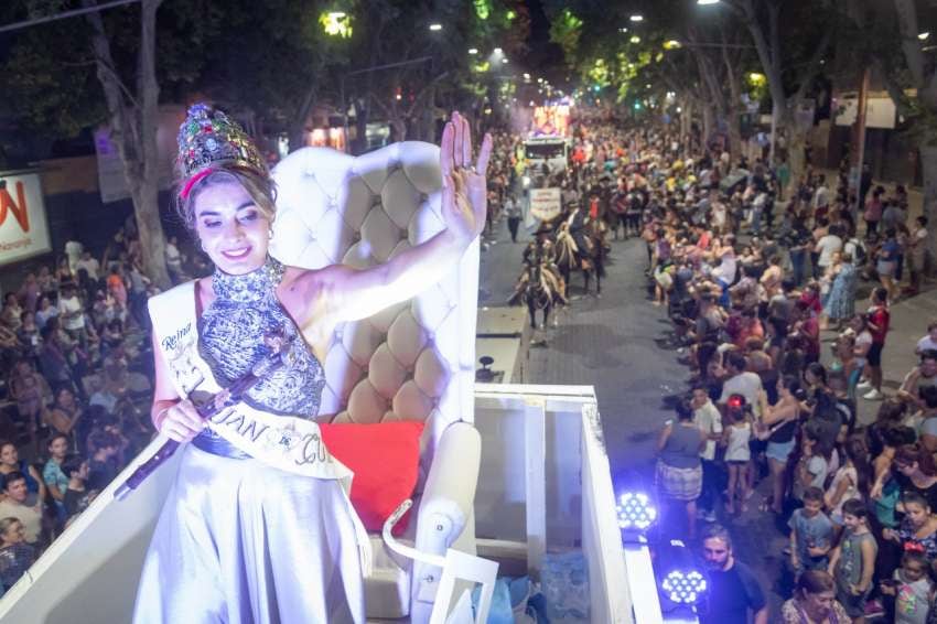 
La reina de Luján, María Guadalupe Althabe, saluda a la gente sentada desde el trono de su carro.  | Ignacio Blanco / Los Andes
   