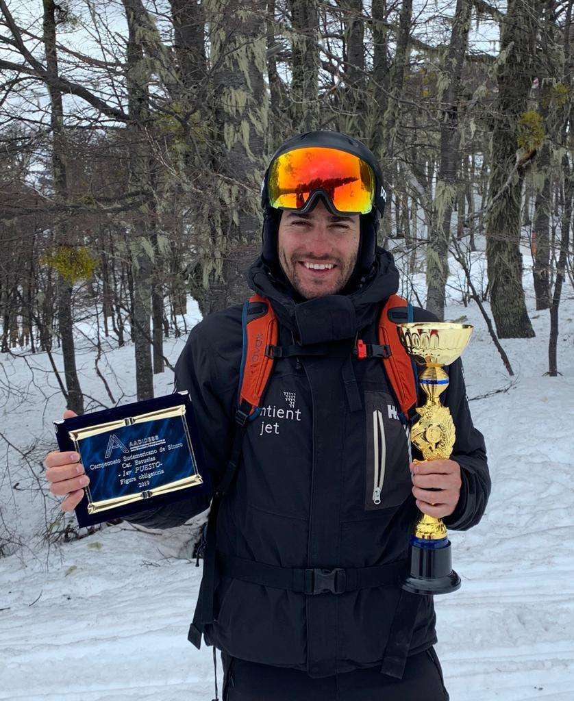 
    Lucas posa con uno de sus trofeos. / gentileza
   