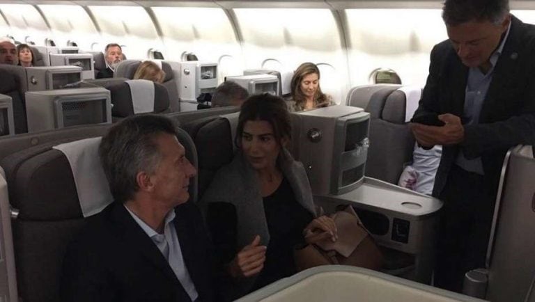 Mauricio Macri y Juliana Awada en un avión comercial