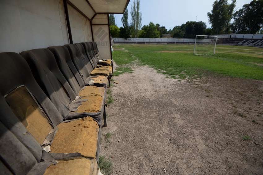 
Pésimo. El terreno del “Jardin del Bajo” parece un potrero y las butacas de los bancos están arruinadas.  | Claudio Gutiérrez / Los Andes
   