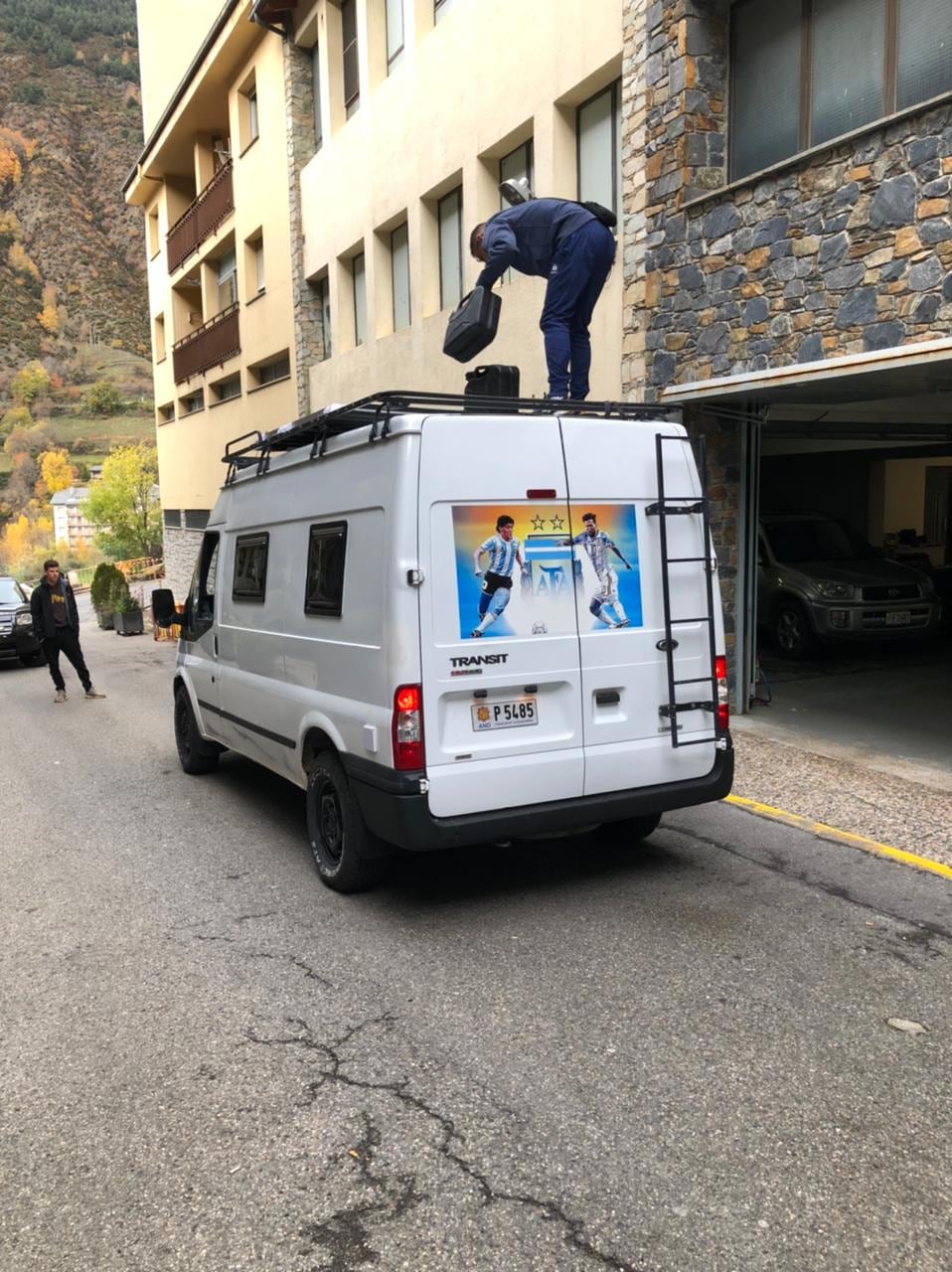 La que tiene a Messi y Maradona. La Ford Transit está totalmente equipada y tiene los ploteos de los dos más grandes jugadores de la Selección. Además, la bautizaron como "la Scaloneta".