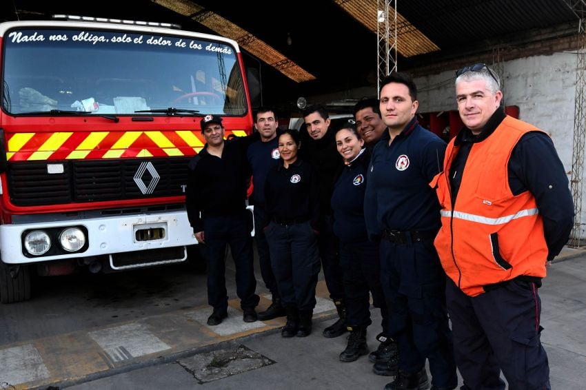 
Hay equipo. Algunos de los Voluntarios frente al camión que cuenta con la escalera más alta de la provincia: 32 metros | Marcelo Rolland / Los Andes
   