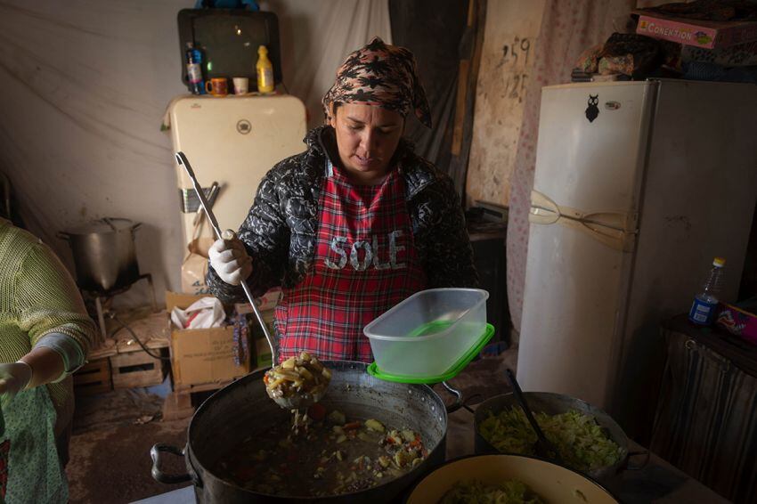 
Raciones: el desafío diario en el comedor es el de llenar la olla. | Ignacio Blanco / Los Andes
   