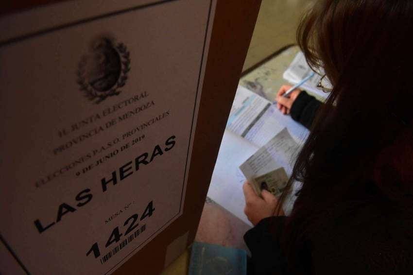 
Diego Parés / 09 de junio | Una mujer emite su voto en una escuela de Las Heras. El 2019 estuvo marcado por la cantidad de veces que los mendocinos fueron a las urnas.
   