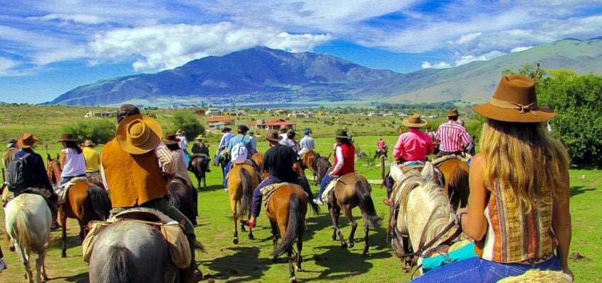 
    Grupales. Una de las actividades que el turista que visita Tucumán no puede dejar de hacer, una cabalgata en Tafí del Valle.
   