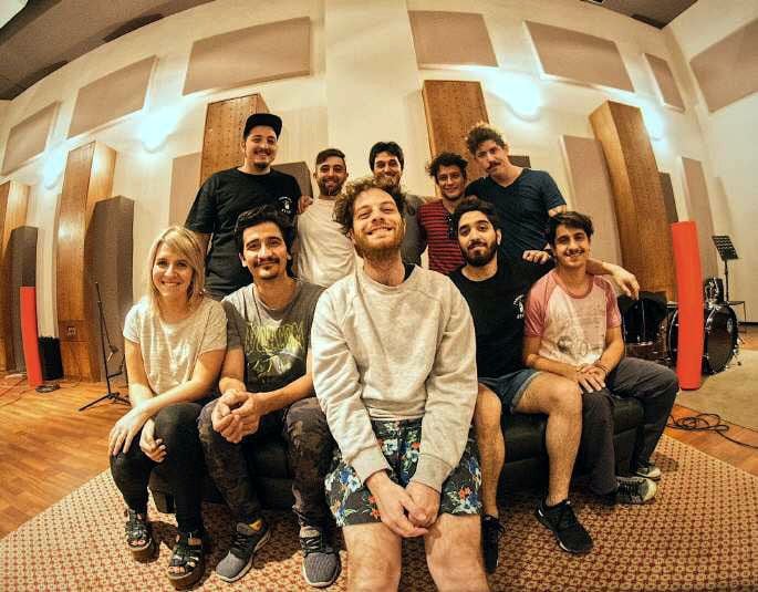 
    En estudio. La banda local Pasado Verde arrancó el año grabando.
   