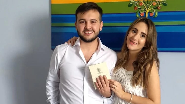 
    Finalmente los recién casados pudieron recibir la libreta matrimonial y mudarse a su nuevo hogar. - Gentileza
   