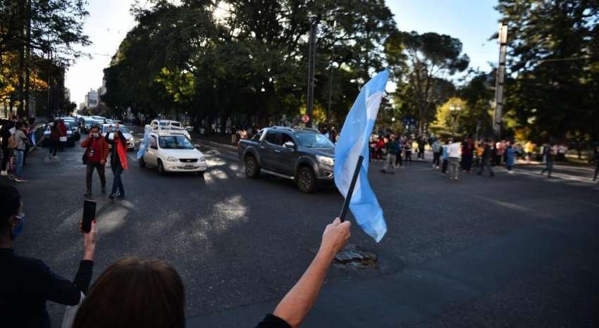 
    Médicos y algunos vecinos se manifestaron esta rtarde en Córdoba. Foto La Voz.
   