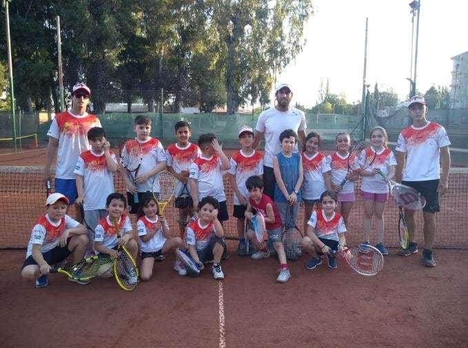 
    Numeroso plantel de los más pequeños en el club de Obras Sanitarias. 
   