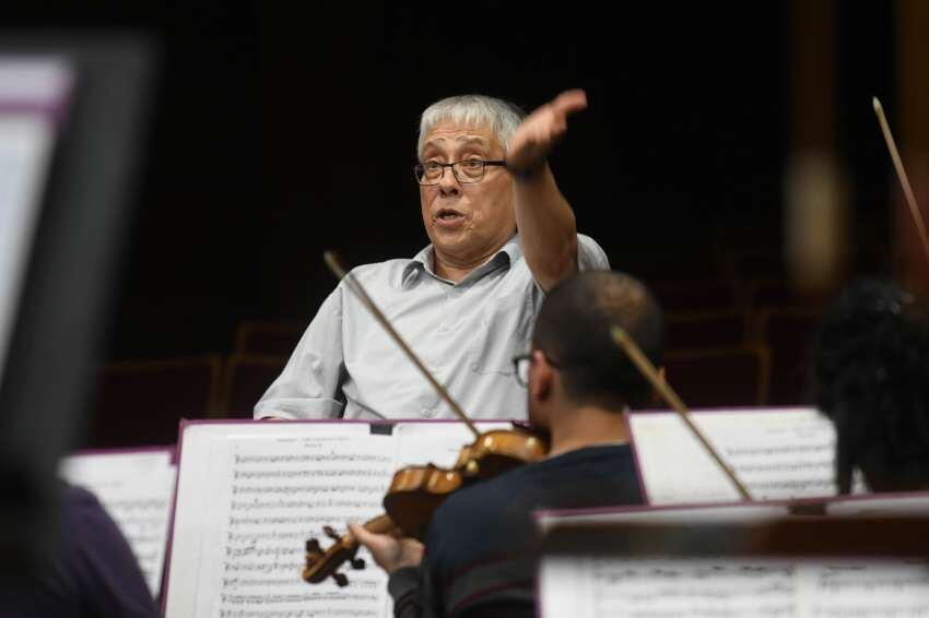 
David del Pino Klinge. En pleno ensayo para ofrecer el programa “romántico” que sonará en la Nave Universitaria. | José Gutiérrez / Los Andes
   