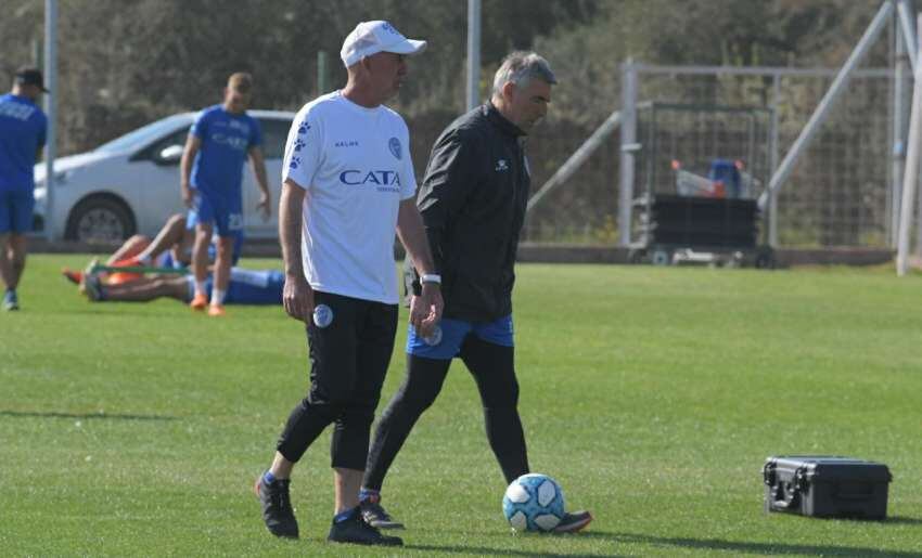 
Oldrá junto acon José Luis Sallei, el entrenador de arqueros. | Orlando Pelichotti / Los Andes
   