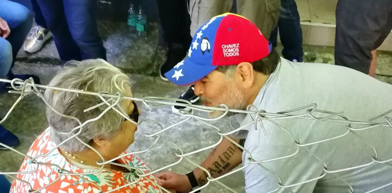 Maradona junto a la titular de Madres de Plaza de Mayo, Hebe de Bonafini.