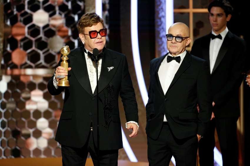 
Elton John se tropezó en el camino pero llegó sano y salvo al escenario para recibir su premio | AP
   