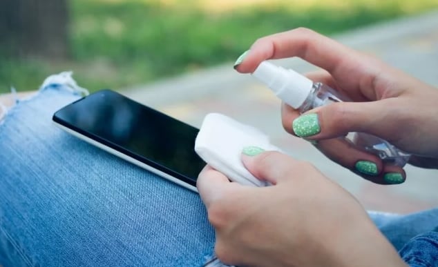 Coronavirus: cómo limpiar tu celular para desinfectarlo sin dañarlo