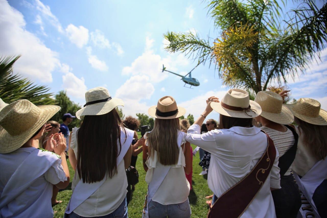 Vuelo de Reinas: el evento se llevó a cabo en el club Regatas y contó con la presencia de las Reinas de la Vendimia de mandato cumplido, las candidatas a disputar la corona nacional este sábado 2 de marzo y, por supuesto, la reina de Capital, Agostina Saua. Foto: Gentileza