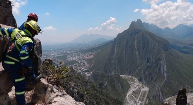 Un hombre murió al intentar sacarse una selfie y caer a un barranco.