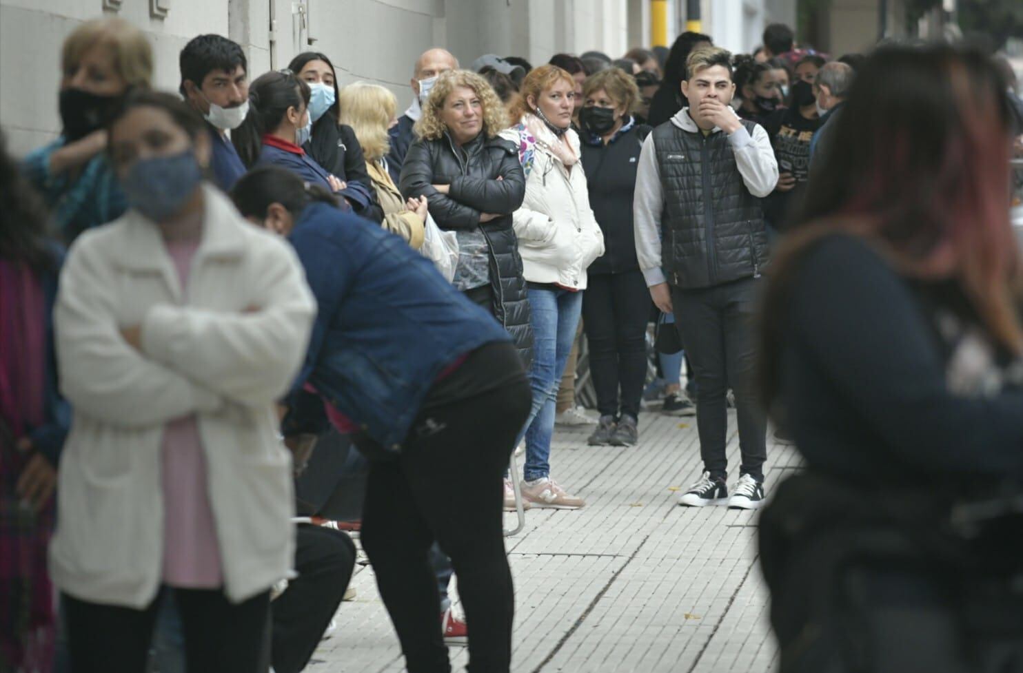 Filas en el teatro Independencia para entradas de la Vendimia 2022 - Orlando Pelichotti / Los Andes