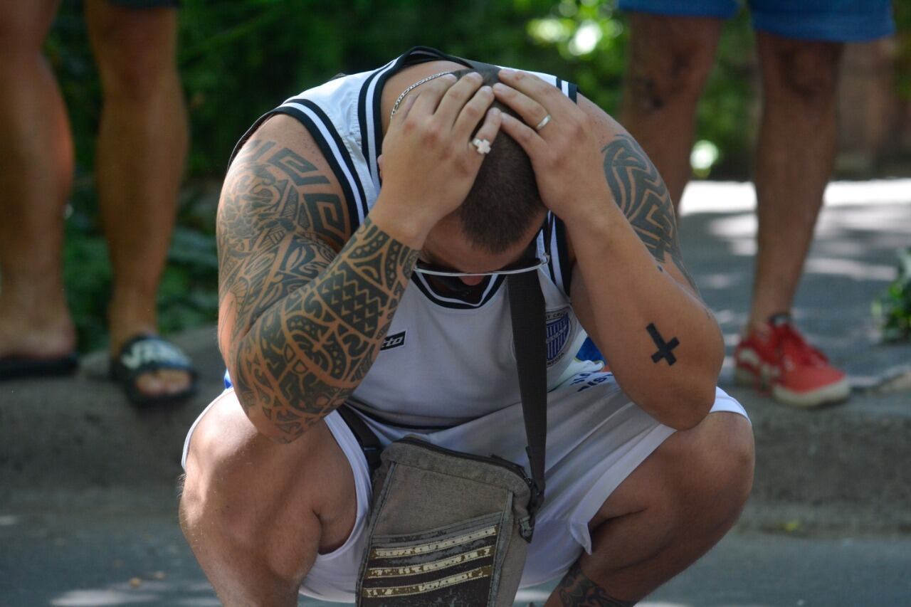 Dolor de los hinchas del Tomba que se acercaron al edificio donde se quitó la vida su ídolo. Foto: Nicolás Ríos