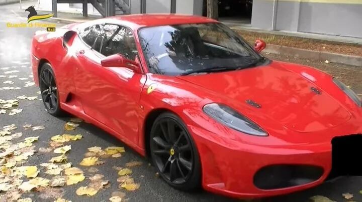 Un joven fue detenido por modificar su auto para que parezca una Ferrari auténtica.