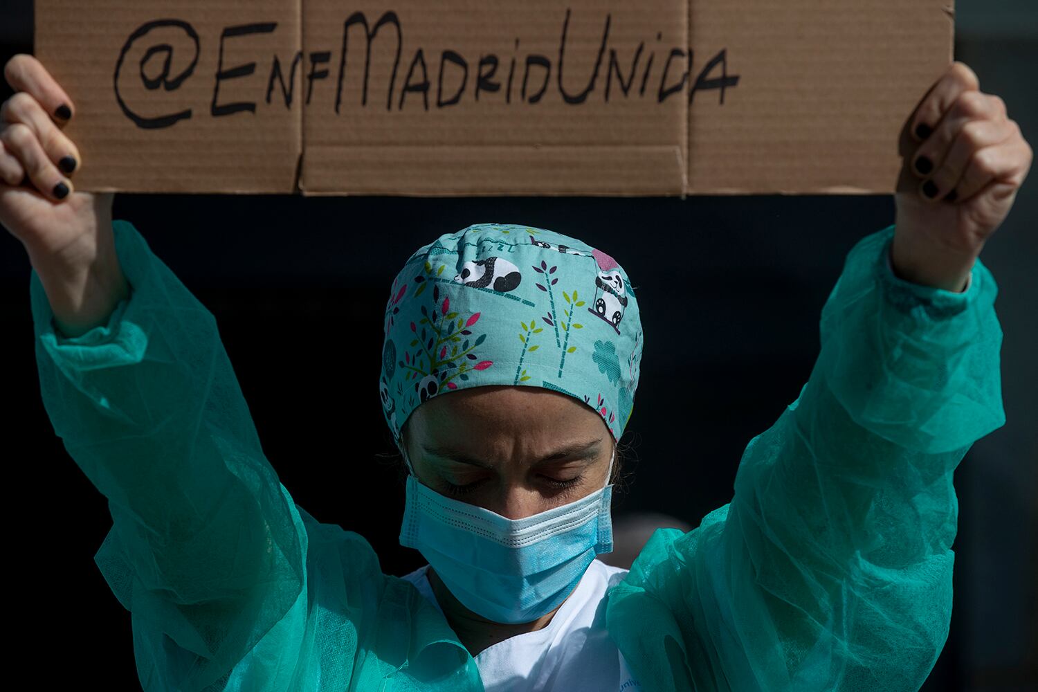 Una enfermera protesta por una mejora en salarios y condiciones laborales en Madrid. Es preocupante la segunda ola de infecciones de la pandemia.