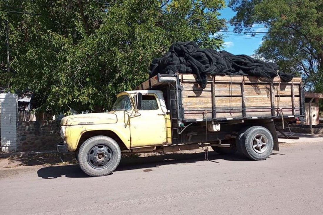 Camión que trasladaba 89 rollos de malla antigranizo, secuestrados en la Zona Este, producto de robos en fincas de la zona.