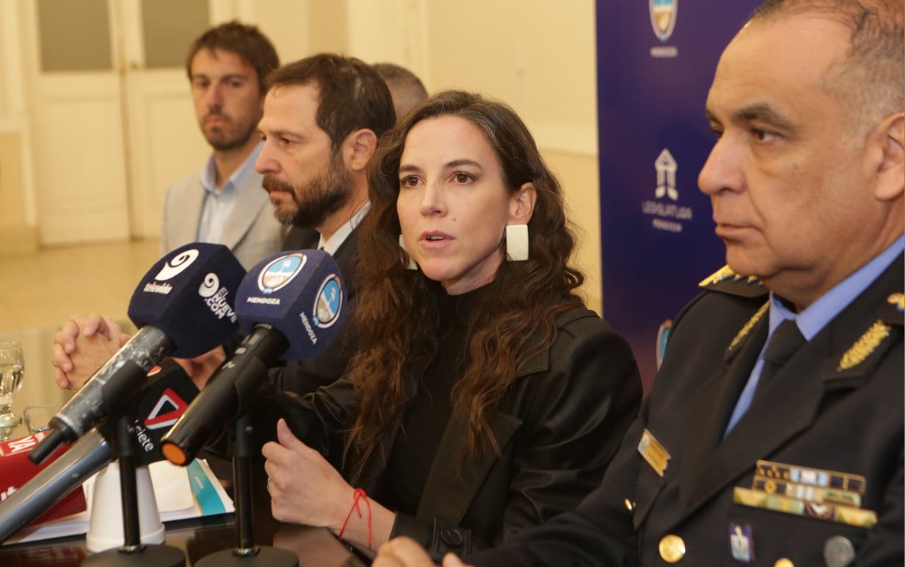 La ministra de Seguridad, Mercedes Rus, acompañada por miembros de su gabinete. Foto: Prensa Mendoza