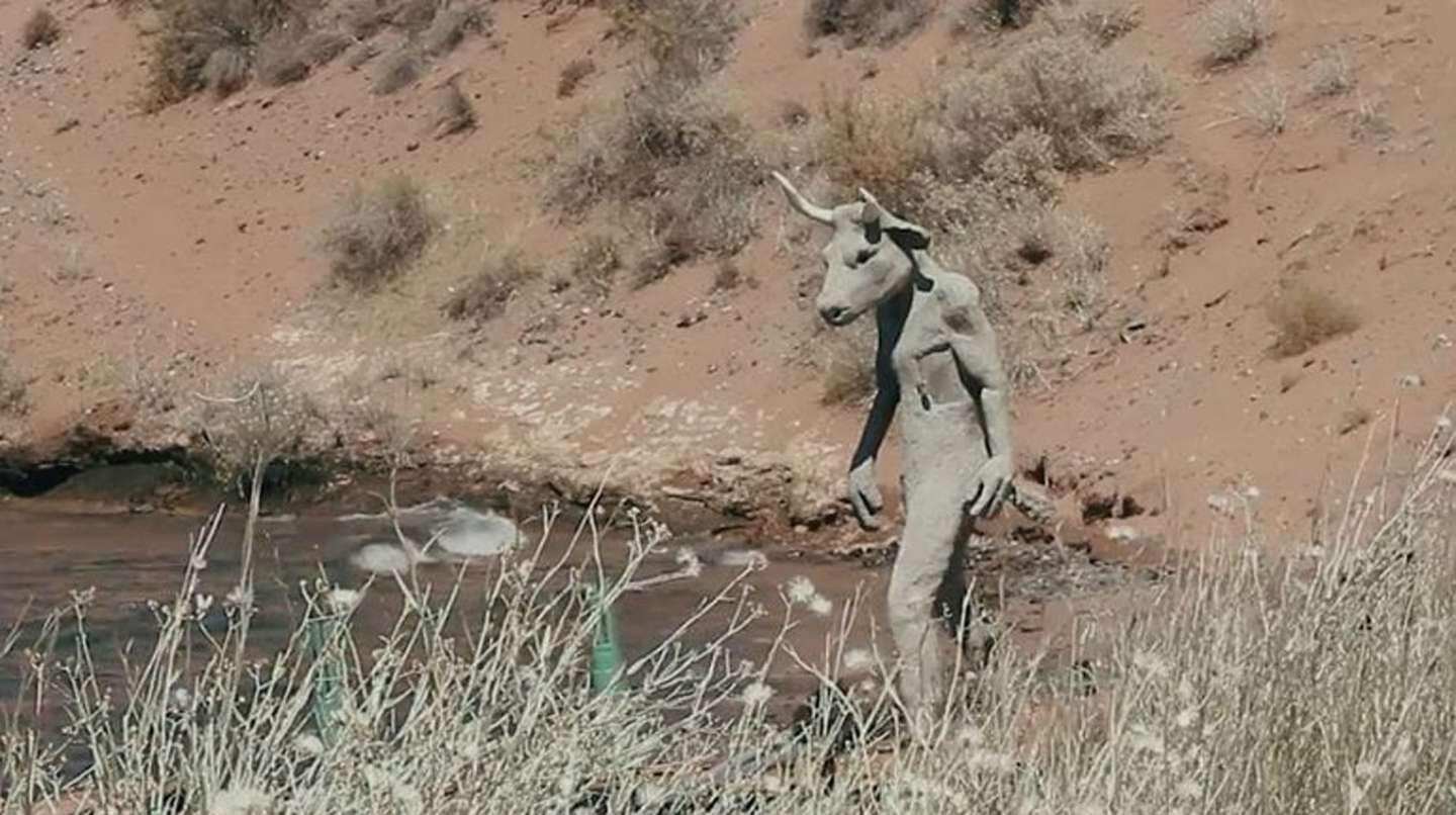 Los creadores del minotauro que está en el fondo de un lago en Neuquén revelaron la historia detrás de la obra. Foto LMNeuquén.