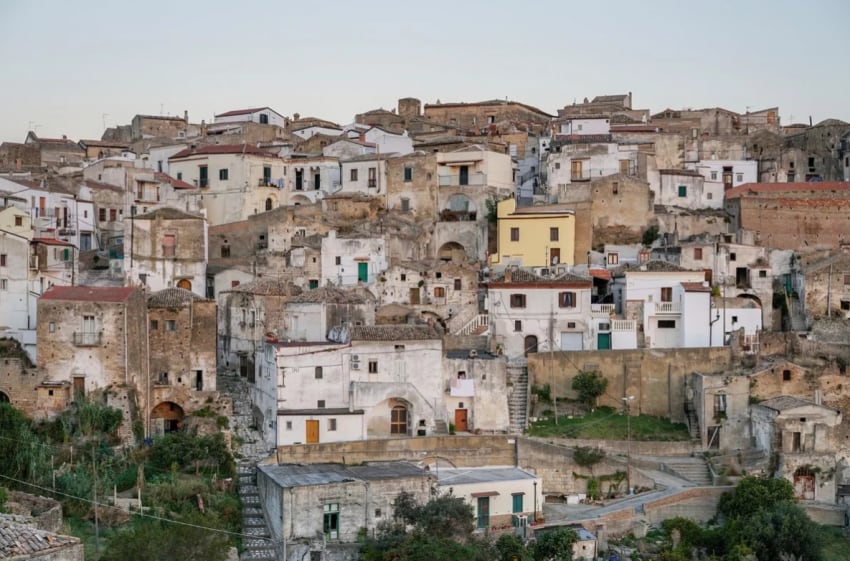 
Grottole cuenta con 300 habitantes, 600 casas abandonadas. | Clarín
   