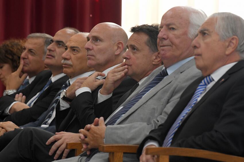 
Magistrados. Gullé, Adaro, Valerio, Garay, Palermo, Llorente y Gómez, escuchando a Nanclares en el acto de apertura del año judicial | Orlando Pelichotti / Los Andes
   