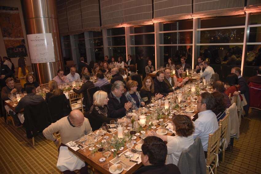 
    Mendocinos y turistas viven una experiencia única en el piso 17 de Sheraton Mendoza Hotel.
   