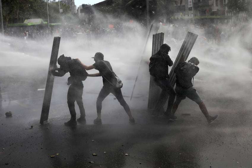 
El Partido Comunista de Chile denunció que personal de Carabineros concretó esta madrugada detenciones ilegales  | AP
   