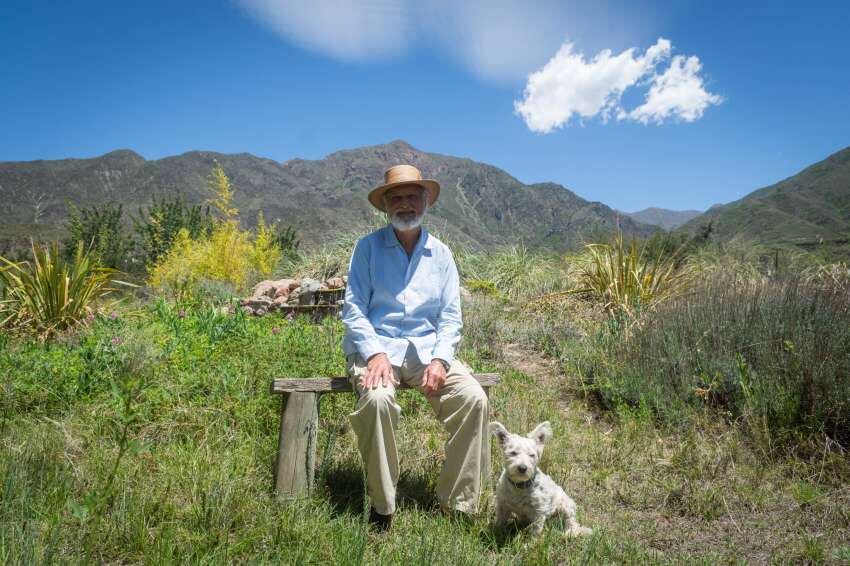 
Paisaje de paz. Julio Ozán Lavoisier en el ‘patio’ de su casa en La Crucesita, rodeado de paisajes naturales a los que es tan afecto. | Ignacio Blanco / Los Andes
   