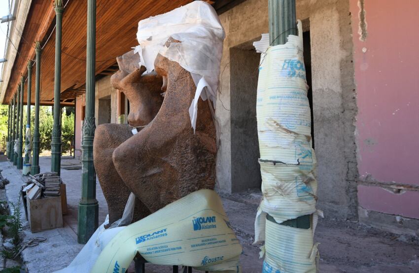 
    Las esculturas que el museo luce en sus jardines también serán restauradas. - Marcelo Rolland / Los Andes
   