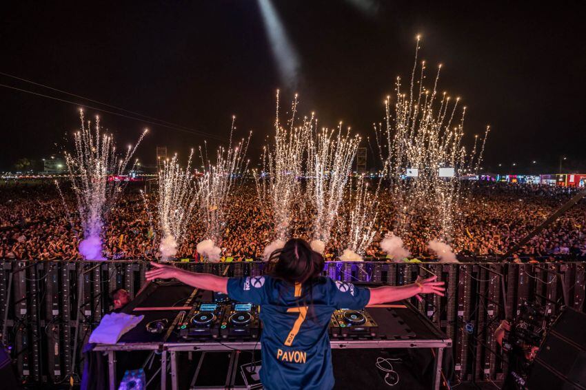 
Steve Aoki, el DJ que posó con la camiseta de Pavón | Foto: Prensa Lollapalooza
   