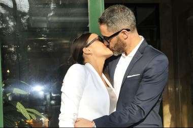 
Los recién casados posaron frente a las cámaras. | Imagen web
   