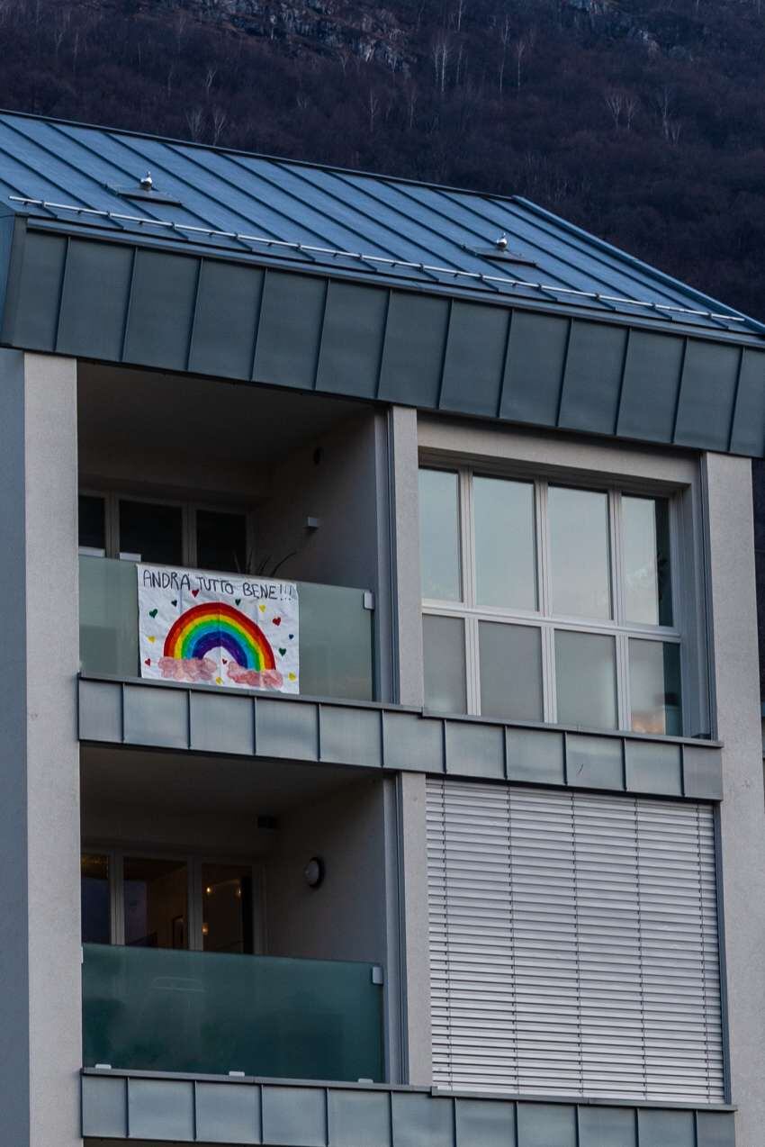 
"Todo va a estar bien", un mensaje de apoyo y esperanza en los balcones italianos. | Gentileza Marcos Fini
   