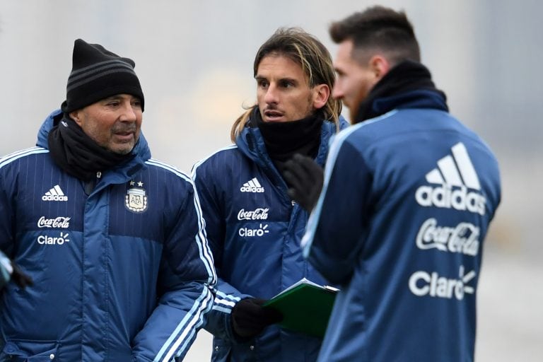 Argentina's forward Lionel Messi (R) and Argentina's national football team coach Jorge Sampaoli take part in a training session in Moscow on November 7, 2017\u002E\r\n  AFP PHOTO / Kirill KUDRYAVTSEV Moscu Rusia Jorge Sampaoli Sebastian Beccacece lionel messi entrenamiento practica de la seleccion argentina futbol futbolistas jugadores entrenando