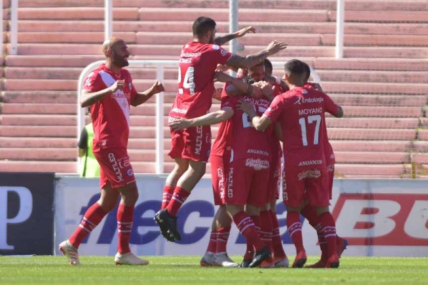 
    Festejos de los jugadores de Argentino tras la apertura del marcador. / DIEGO PARES (LOS ANDES).
   