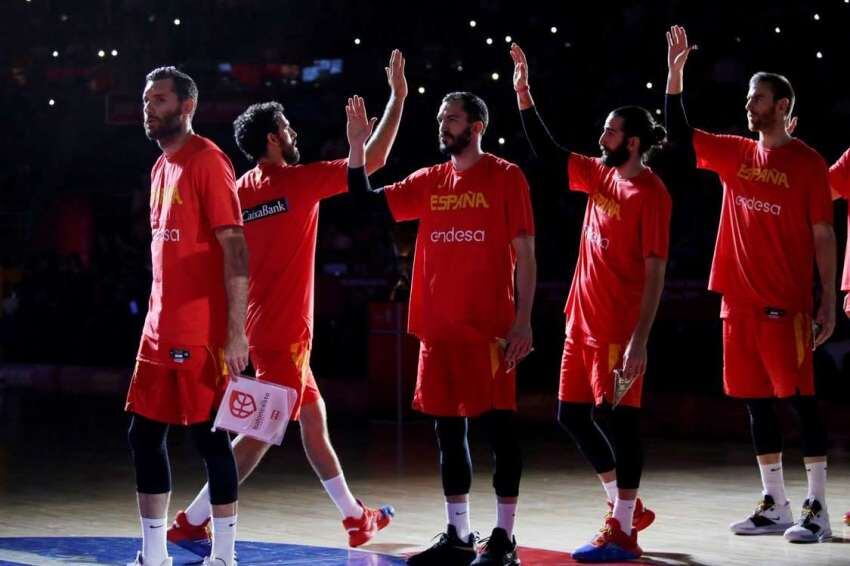 
    Paus Ribas, Ricky Rubio y compañeros de equipo de España, que logró su segundo título mundial de la historia. / REUTERS.
   