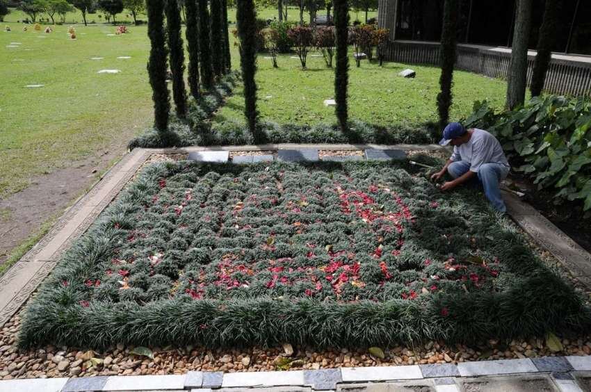 
    El Patrón. La tumba de Pablo Escobar, en Colombia, recibe visita diarias de visitantes de todo el mundo.
   