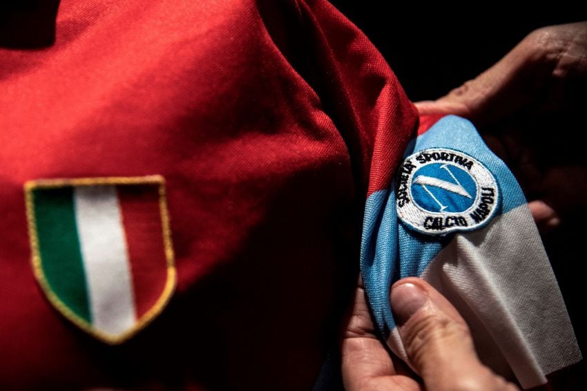 
    Camiseta usada por el legendario futbolista del SSC Napoli Argentina Diego Armando Maradona durante la temporada 1990-1991. (Foto por MARCO BERTORELLO / AFP)
   