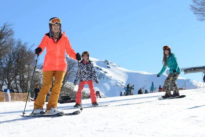 
Clásico. La practica del esquí, es por lejos, la más solicitada por turistas propios y extranjeros. | Los Andes
   