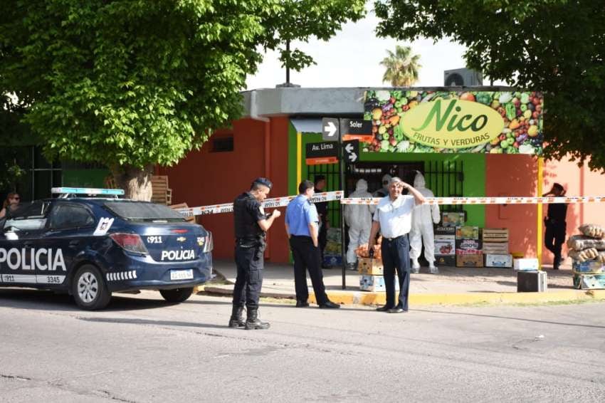 
Efectivos policiales en la verdulería minutos después del crimen.  | Mariana Villa / Especial para Los Andes
   