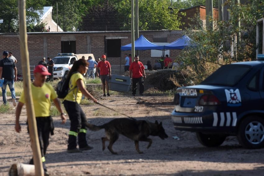 
Excavaciones. Los cadáveres estaban cubiertos con piedras y tierra debajo de una obra en construcción en el terreno del acusado. | Gustavo Rogé / Los Andes
   