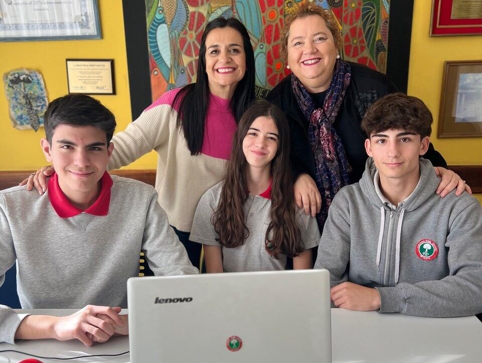 Sebastián Martínez Santos (17 años), Guadalupe Murgo (15 años) y Juan Pablo Pelegrina (15 años), acompañados por Romina Iragorre y Graciela Bertancud Directora de la Escuela Tomás Alba Edison y Fundación, respectiamente.