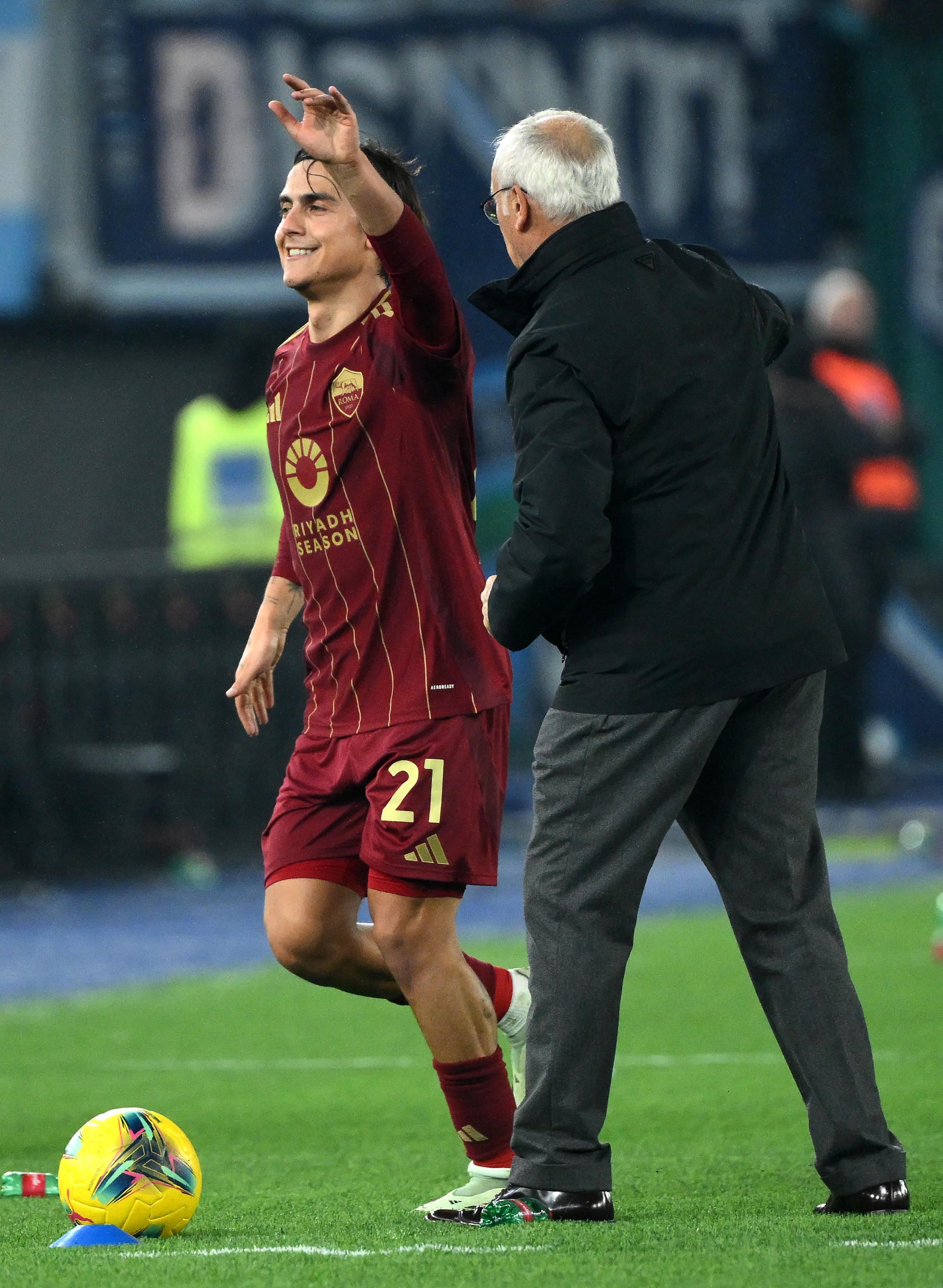 Rome (Italy), 05/01/2025.- AS Roma's head coach Claudio Ranieri (R) and his player Paulo Dybala during the Italian Serie A soccer match between AS Roma and SS Lazio, in Rome, Italy, 05 January 2025. (Italia, Roma) EFE/EPA/ETTORE FERRARI
