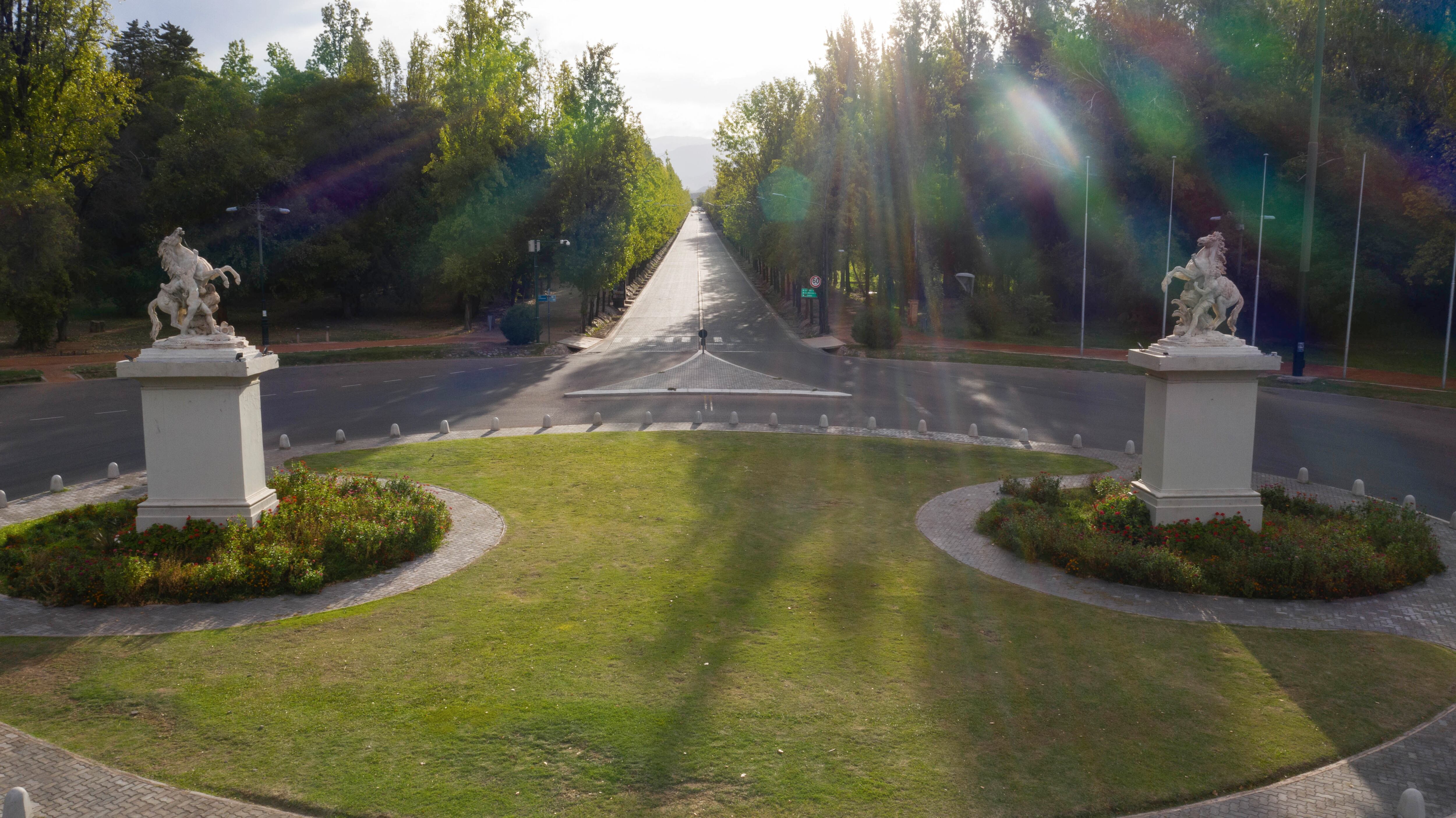 Abril. El parque General San Martín luce vacío debido a la cuarentena impuesta por el Estado Nacional.